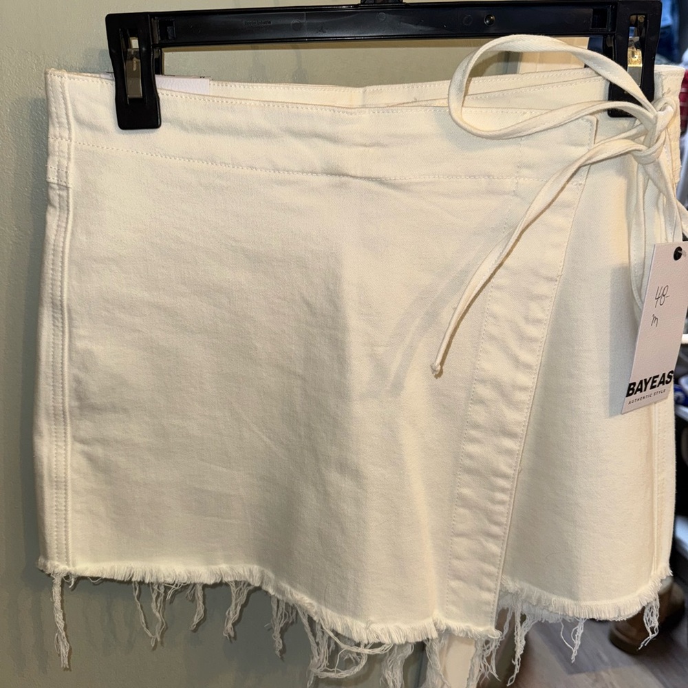 Bayeas White Frayed Wrap Skort. NWT